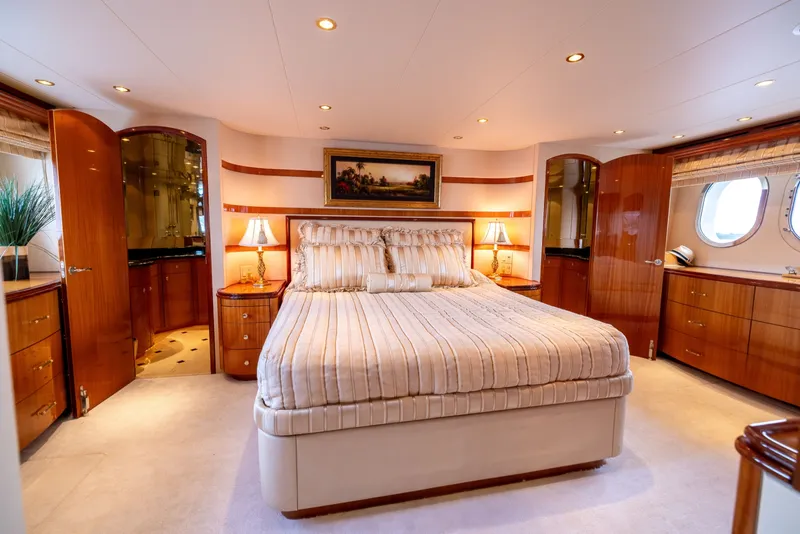 Slide: The Image of Hatteras 80 Motor Yacht 2005 - 8437173