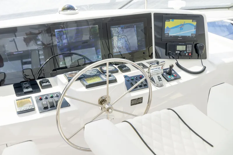 Slide: The Image of Hatteras 80 Motor Yacht 2005 - 8436993