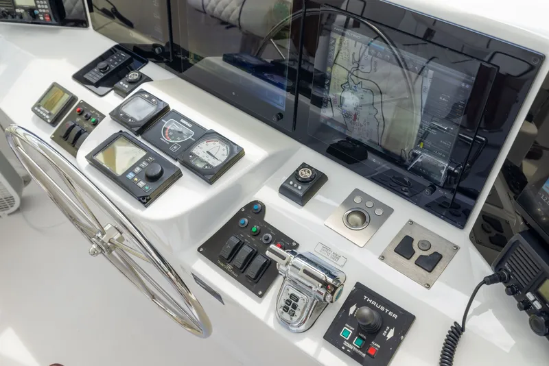 Slide: The Image of Hatteras 80 Motor Yacht 2005 - 8436992