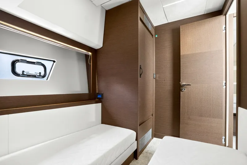 Slide: The Image of Prestige 520S 2019 - 8437155