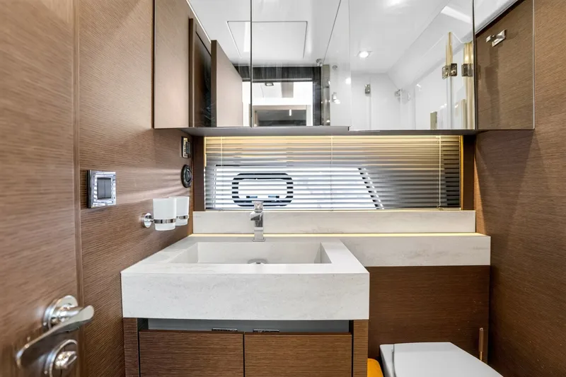 Slide: The Image of Prestige 520S 2019 - 8437147