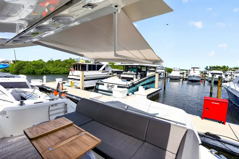 Slide: The Image of Prestige 520S 2019 - 8437102