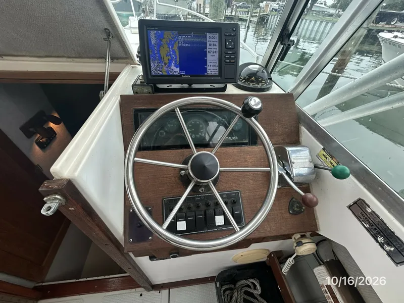 Slide: The Image of 26' Shamrock helm2 - 8438029