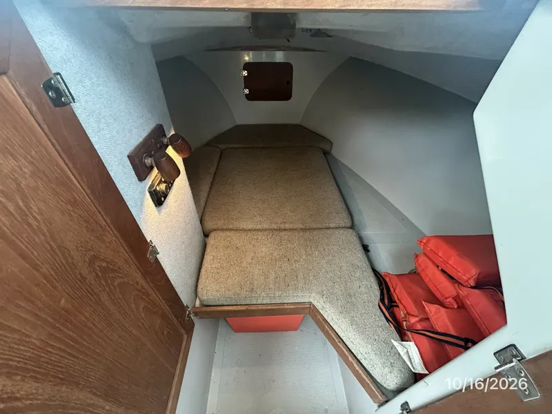 Slide: The Image of 26' Shamrock cabin - 8438039