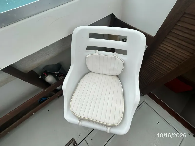 Slide: The Image of 26' Shamrock mate seat - 8438036