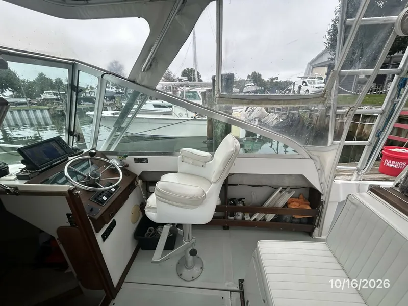 Slide: The Image of 26' Shamrock helm starboard - 8438032
