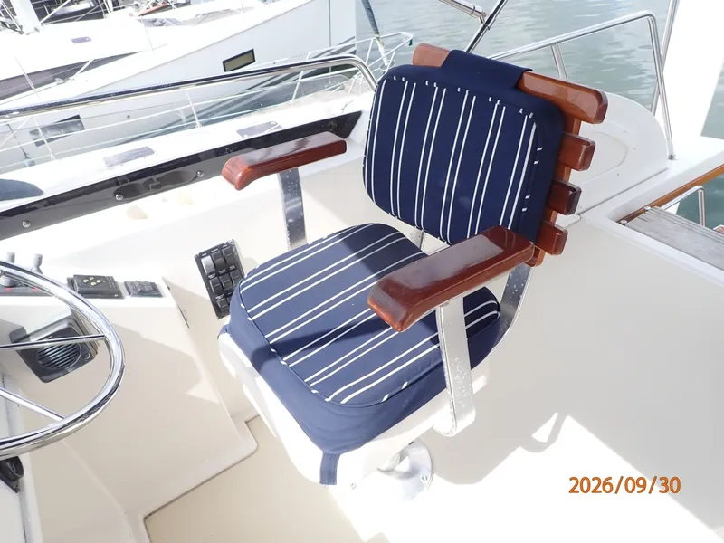 Slide: The Image of 42' Sabre flybridge helm seat - 8509857
