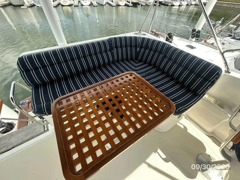Slide: The Image of 42' Sabre flybridge port aft seating - 8509861