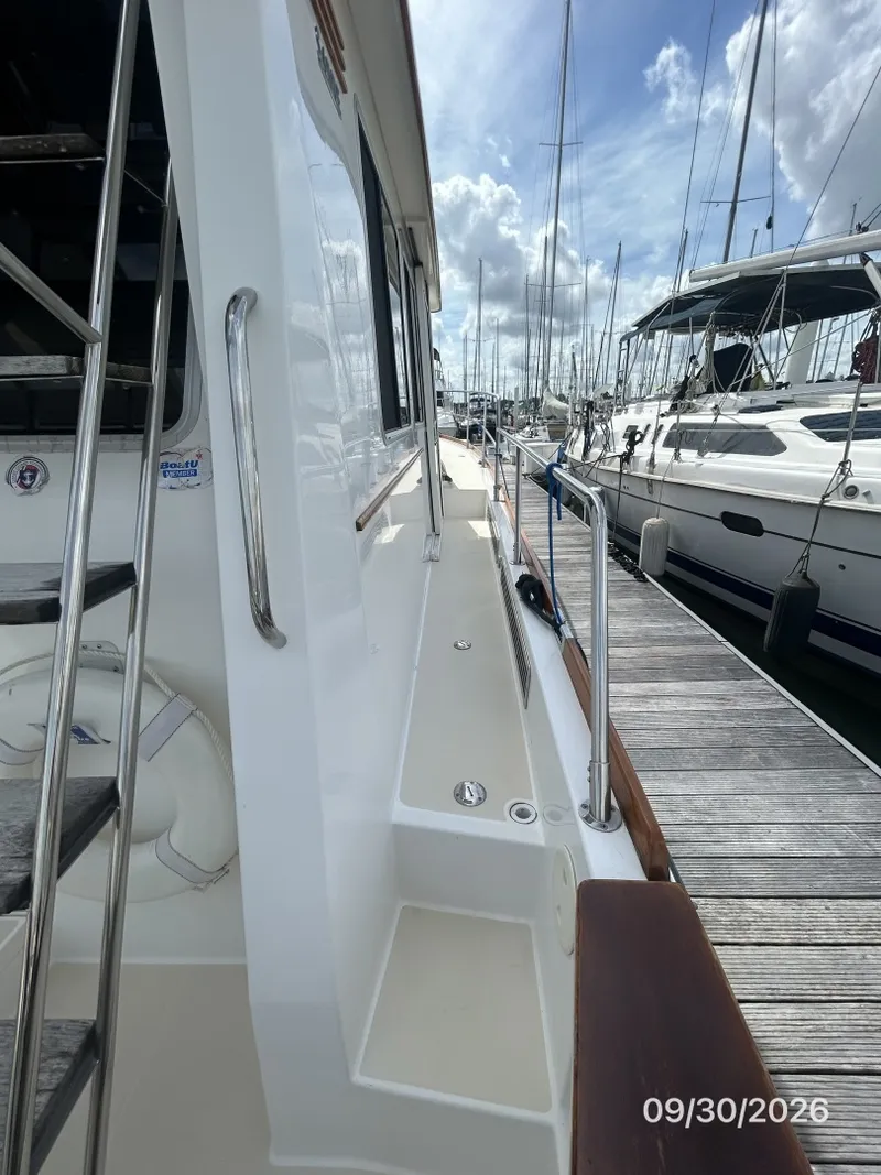 Slide: The Image of 42' Sabre starboard side deck1 - 8509909