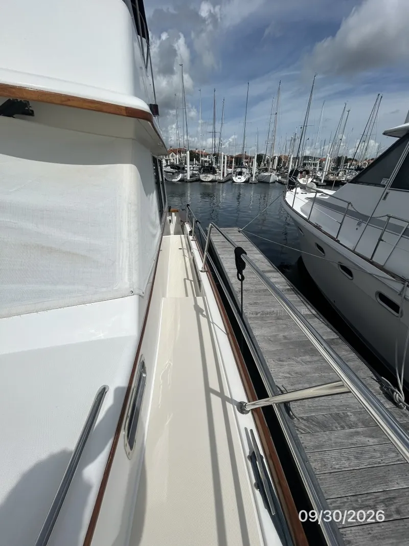 Slide: The Image of 42' Sabre port side deck2 - 8509896