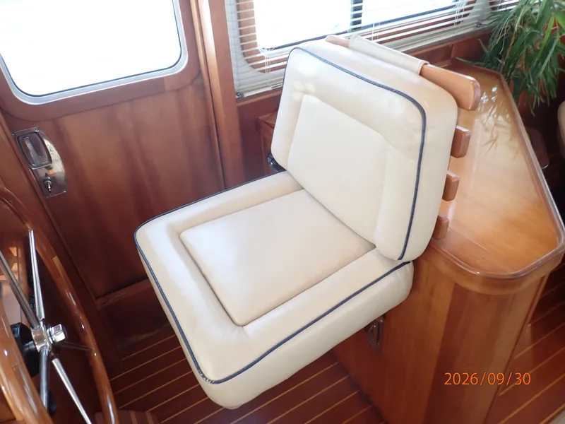 Slide: The Image of 42' Sabre lower helm helmseat - 8509885