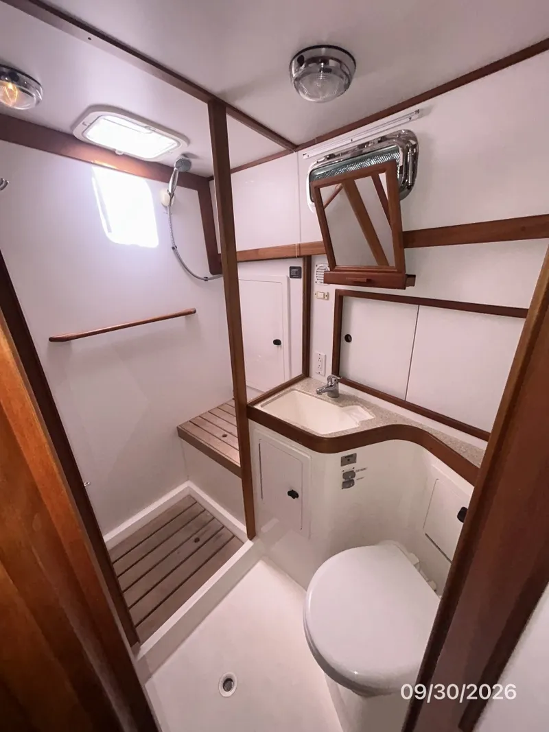 Slide: The Image of 42' Sabre head-shower - 8509882