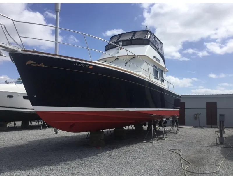 Slide: The Image of 42' Sabre hauled out - 8672240