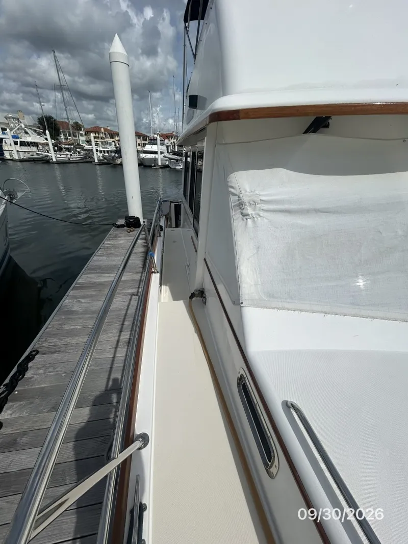 Slide: The Image of 42' Sabre starboard side deck2 - 8509908