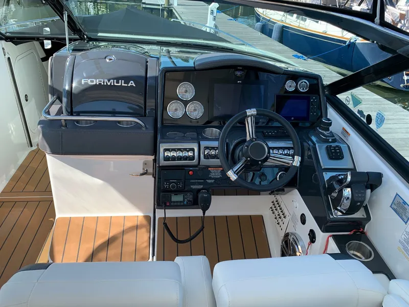 Slide: The Image of Formula 350 Crossover Bowrider OB 2021 - 8510150