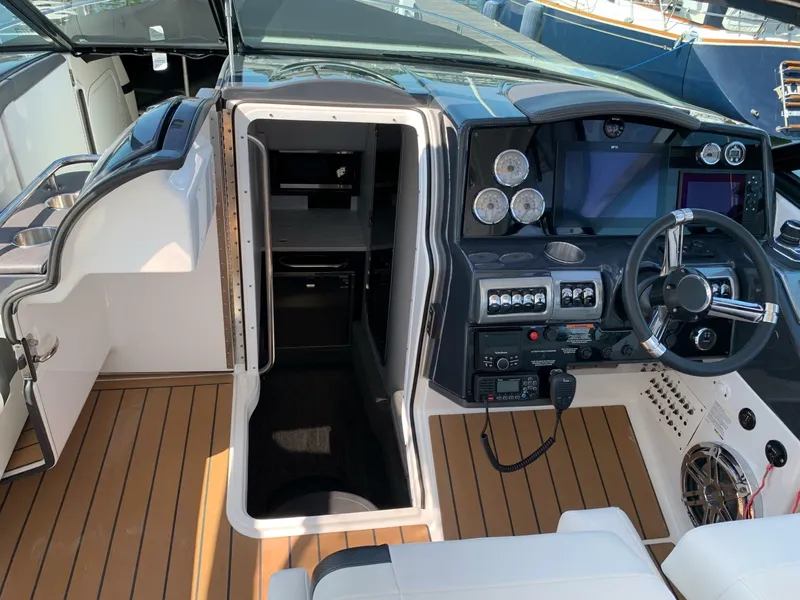Slide: The Image of Formula 350 Crossover Bowrider OB 2021 - 8510141