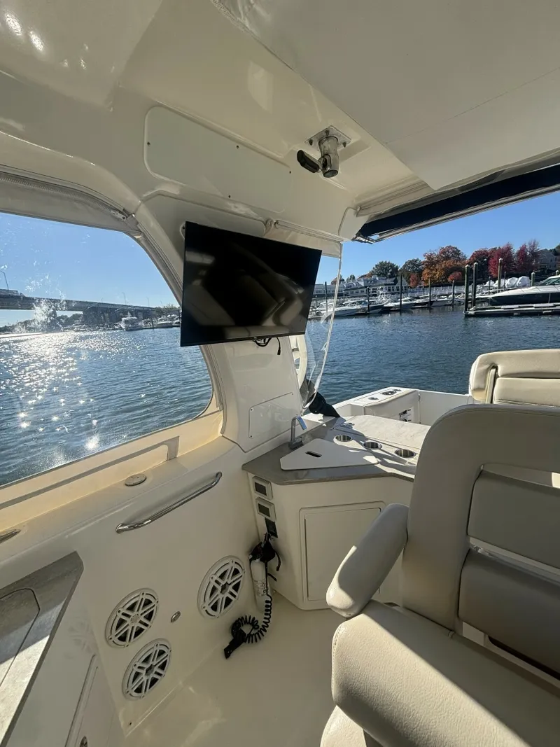 Slide: The Image of Boston Whaler 350 Realm 2018 - 8510177