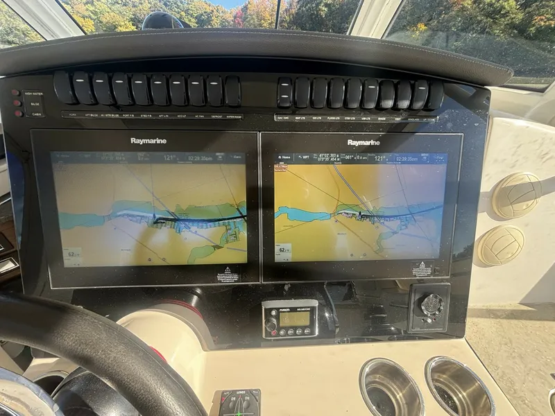Slide: The Image of Boston Whaler 350 Realm 2018 - 8510175
