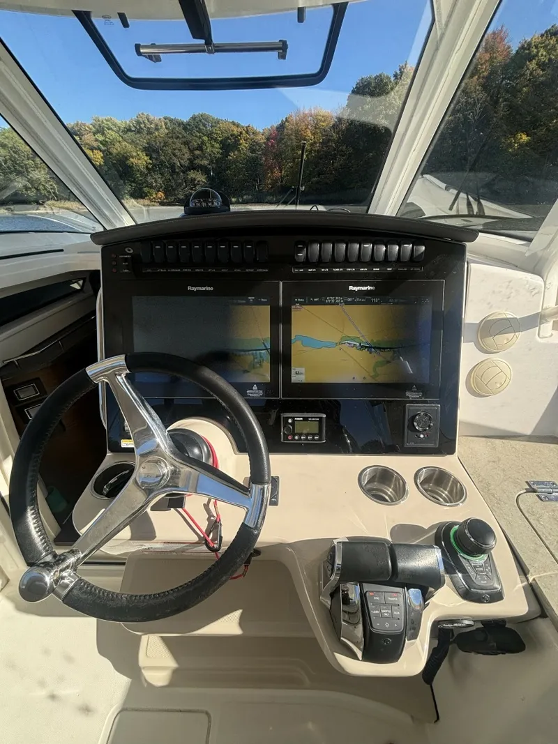 Slide: The Image of Boston Whaler 350 Realm 2018 - 8510173