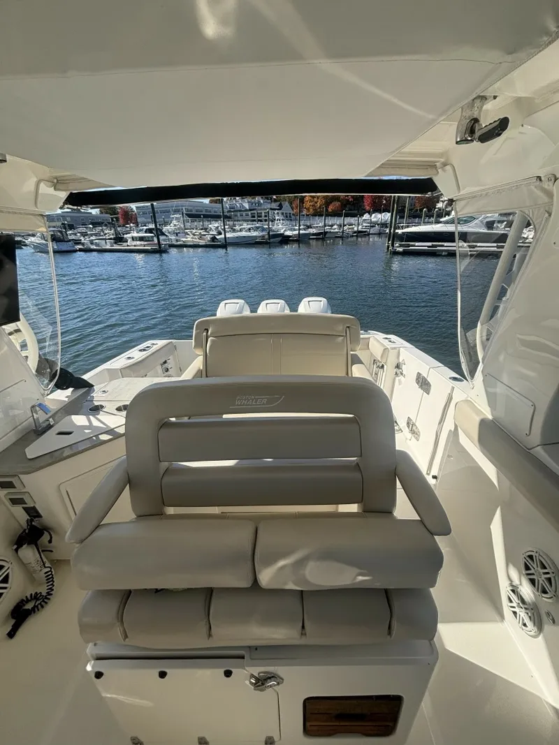 Slide: The Image of Boston Whaler 350 Realm 2018 - 8510172