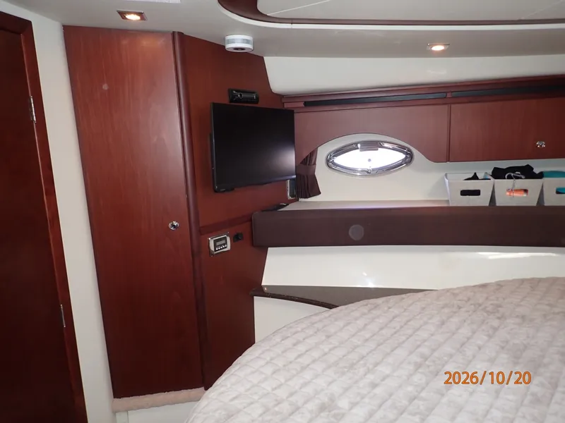 Slide: The Image of Meridian 441 master stateroom port - 8598493