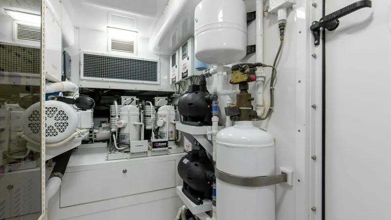 Slide: The Image of 55_2827464_2005_76_whiticar_enclosed_bridge_badonkadonk_engine_room_1 - 8521431