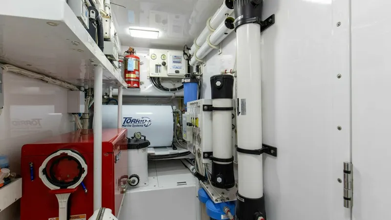 Slide: The Image of 65_2827464_2005_76_whiticar_enclosed_bridge_badonkadonk_engine_room_11 - 8521441