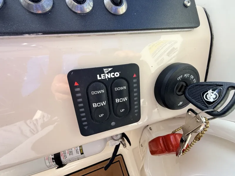 Slide: The Image of Boston Whaler 230 Vantage 2017 - 8603815