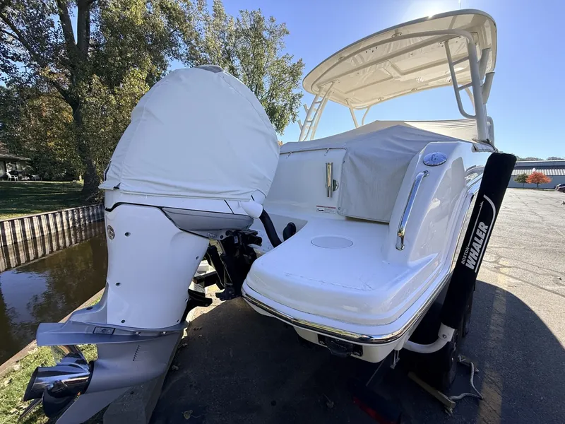 Slide: The Image of Boston Whaler 230 Vantage 2017 - 8603774
