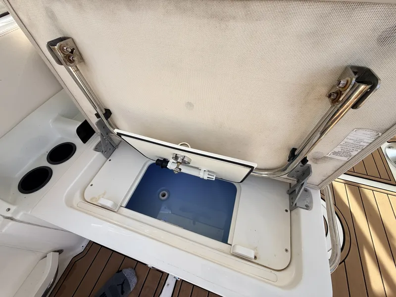 Slide: The Image of Boston Whaler 230 Vantage 2017 - 8603824
