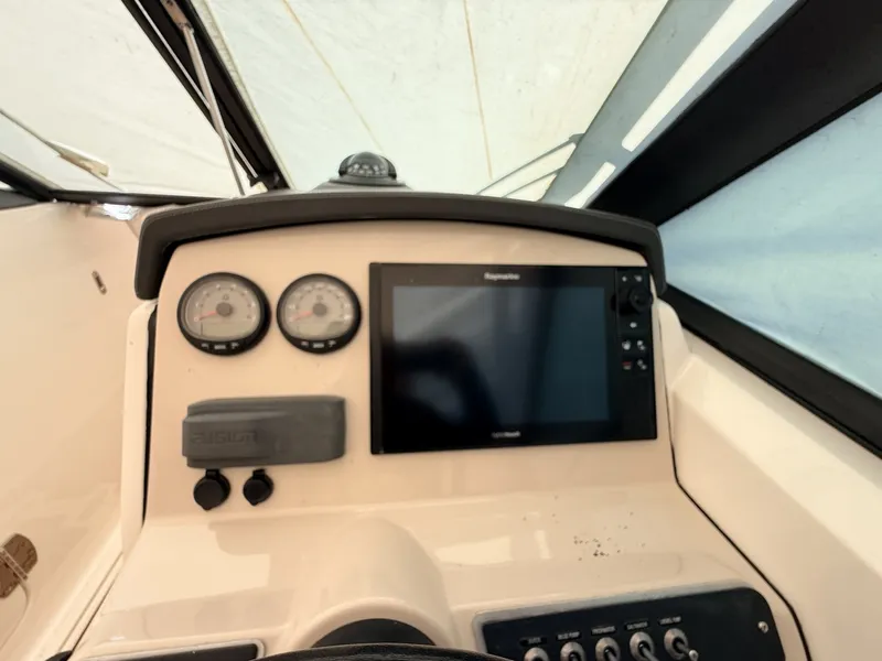 Slide: The Image of Boston Whaler 230 Vantage 2017 - 8603787