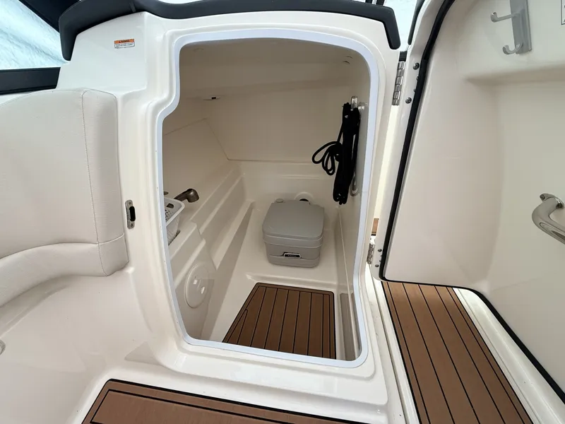 Slide: The Image of Boston Whaler 230 Vantage 2017 - 8603788