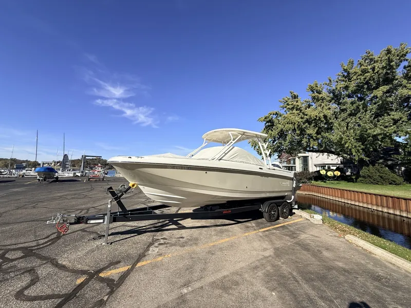 Slide: The Image of Boston Whaler 230 Vantage 2017 - 8603776