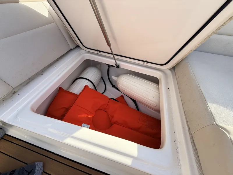 Slide: The Image of Boston Whaler 230 Vantage 2017 - 8603819