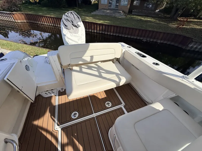 Slide: The Image of Boston Whaler 230 Vantage 2017 - 8603804