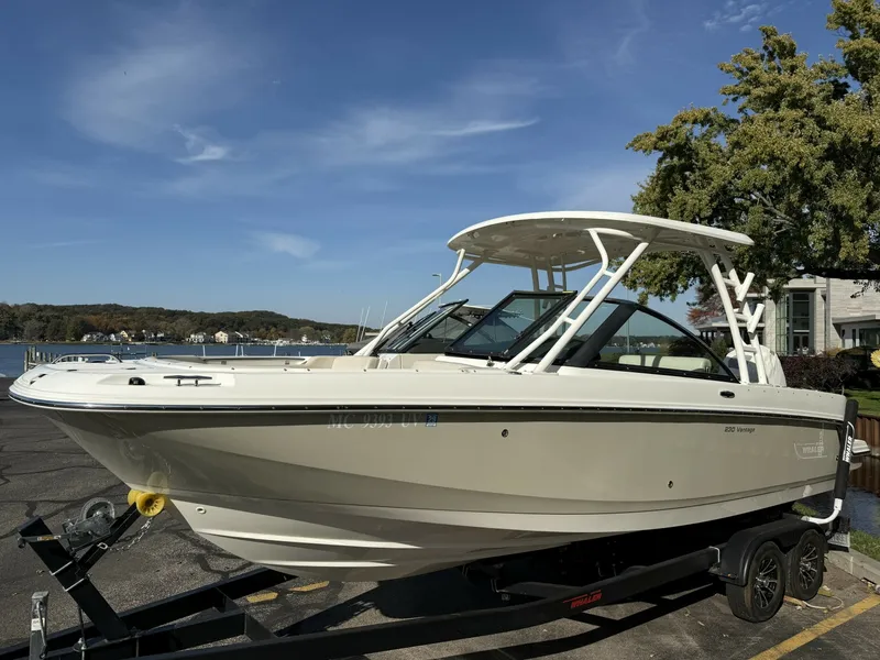 Slide: The Image of Boston Whaler 230 Vantage 2017 - 8603749