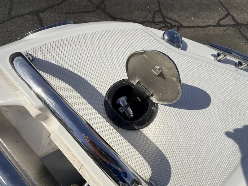 Slide: The Image of Boston Whaler 230 Vantage 2017 - 8603795