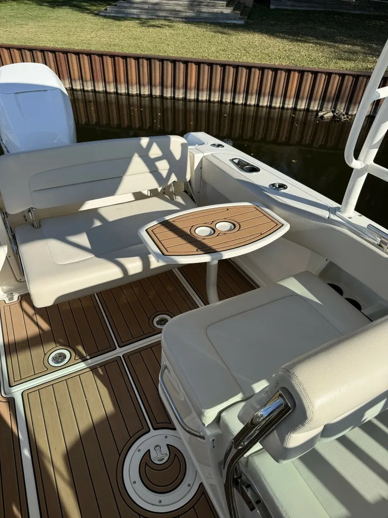 Slide: The Image of Boston Whaler 230 Vantage 2017 - 8603782