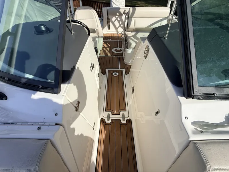 Slide: The Image of Boston Whaler 230 Vantage 2017 - 8603799