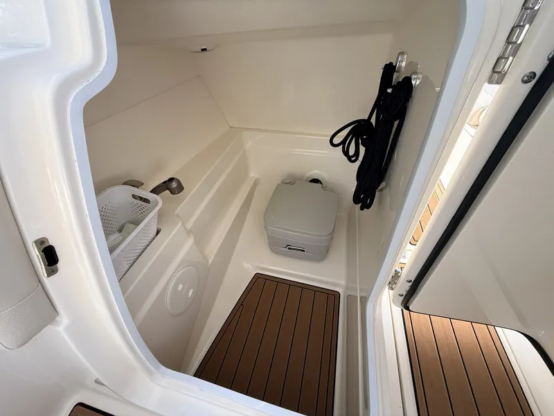 Slide: The Image of Boston Whaler 230 Vantage 2017 - 8603806