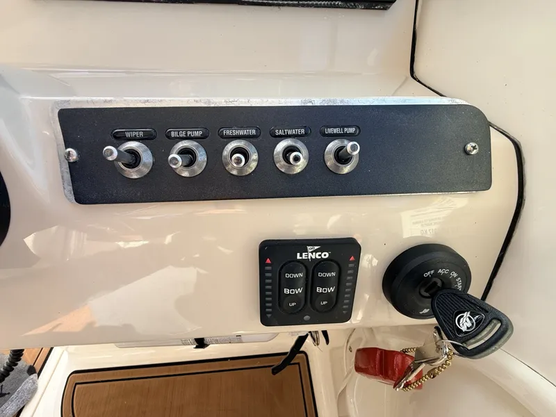 Slide: The Image of Boston Whaler 230 Vantage 2017 - 8603813
