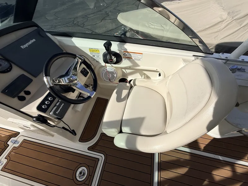 Slide: The Image of Boston Whaler 230 Vantage 2017 - 8603805
