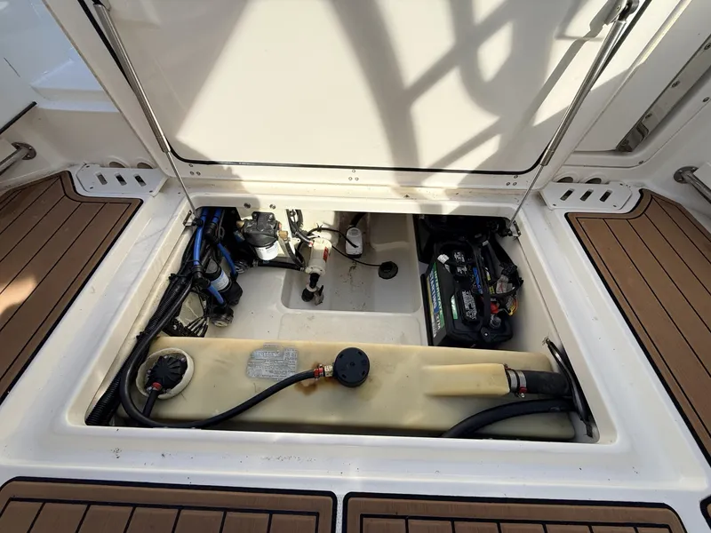 Slide: The Image of Boston Whaler 230 Vantage 2017 - 8603829