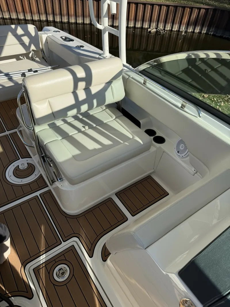 Slide: The Image of Boston Whaler 230 Vantage 2017 - 8603785