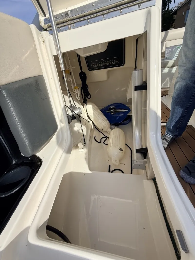 Slide: The Image of Boston Whaler 230 Vantage 2017 - 8603818