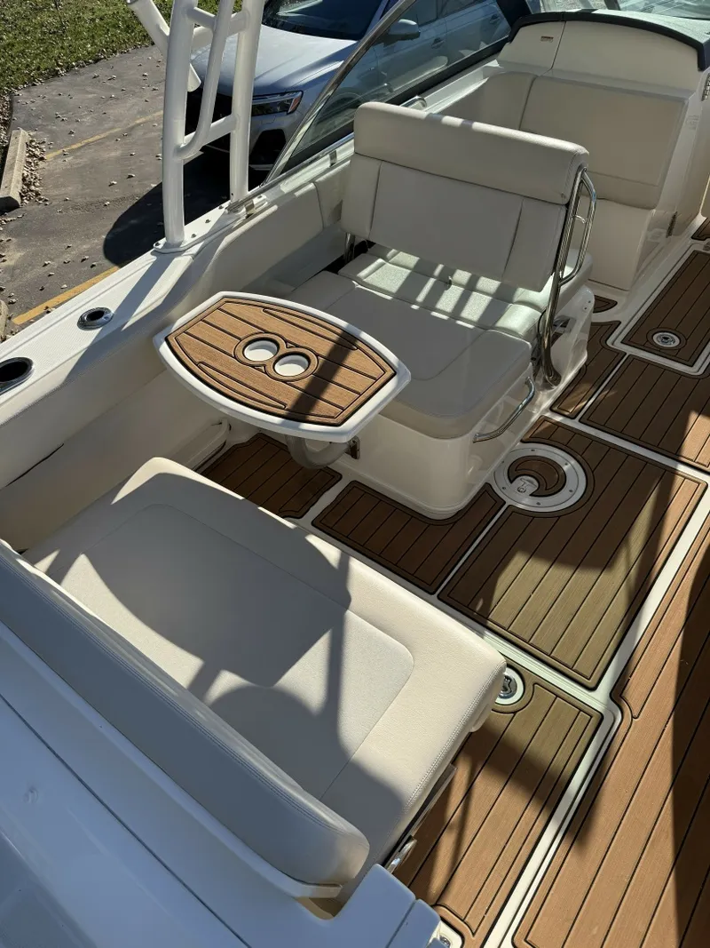 Slide: The Image of Boston Whaler 230 Vantage 2017 - 8603783