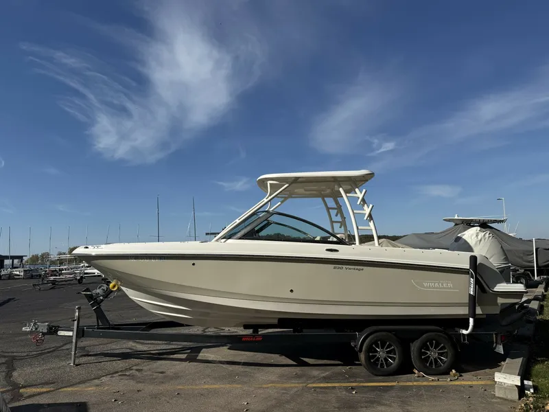 Slide: The Image of Boston Whaler 230 Vantage 2017 - 8603757