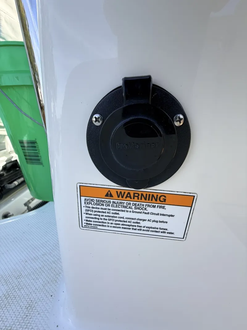 Slide: The Image of Boston Whaler 230 Vantage 2017 - 8603809