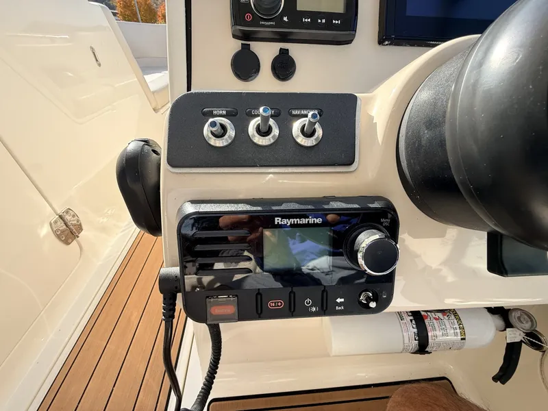 Slide: The Image of Boston Whaler 230 Vantage 2017 - 8603814