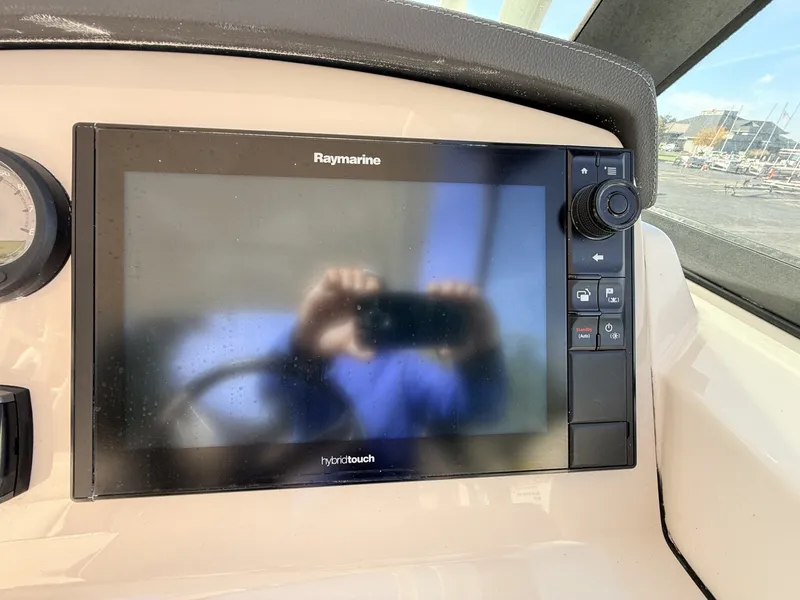 Slide: The Image of Boston Whaler 230 Vantage 2017 - 8603811